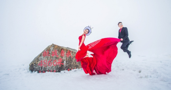 “带着婚纱去达古”摄影活动第二季在kok中欧登录入口达古冰山举行(图3)