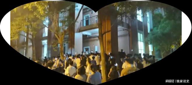 KOK体育手机APP下载广州某学院情侣在厕所嘿咻窗外百人围观拍摄者：裂开！(图2)