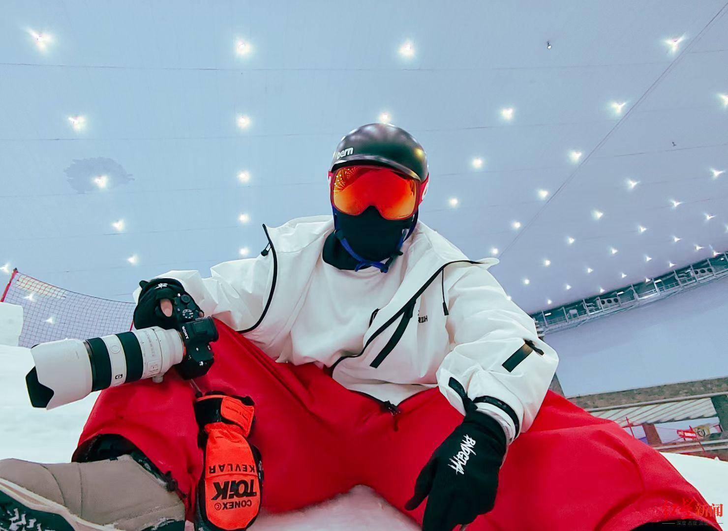 顶级滑雪教练因滑雪跟拍意外身亡滑kok中欧登录入口雪摄影师讲解跟拍时如何保证自身安全(图2)